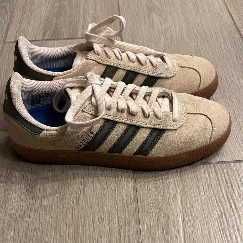 Adidas Gazelle unisex Beige and Green Sneakers. Mens 7, Women’s 8.5